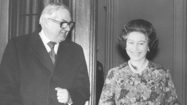 1977年，首相卡拉汉在温莎城堡与女王午餐。(photo:BBC)