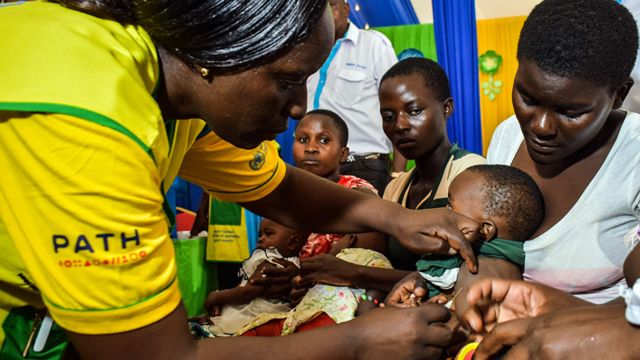 A healthworker vaccinated a child in Kenya in 2019