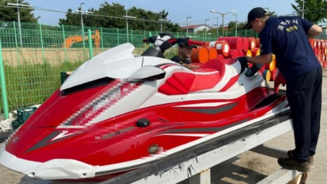 被称呼为“权平”的男子被指骑这台摩托艇靠近仁川附近时遇到麻烦。(photo:BBC)