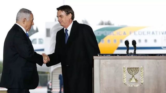 Netanyahu e Bolsonaro apertam as mãos