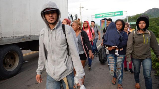 Hondureños llegando a la frontera El Amatillo.