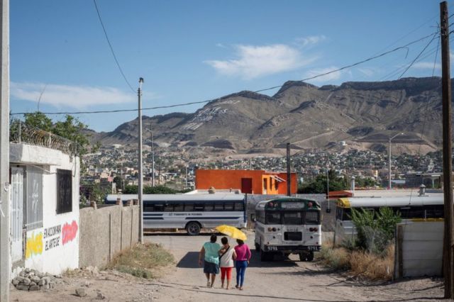 Três mulheres hospedadas no Abrigo de Migrantes da Igreja Metodista "El Buen Pastor" caminham em 16 de junho de 2019 em Ciudad Juárez, Chihuahua, México