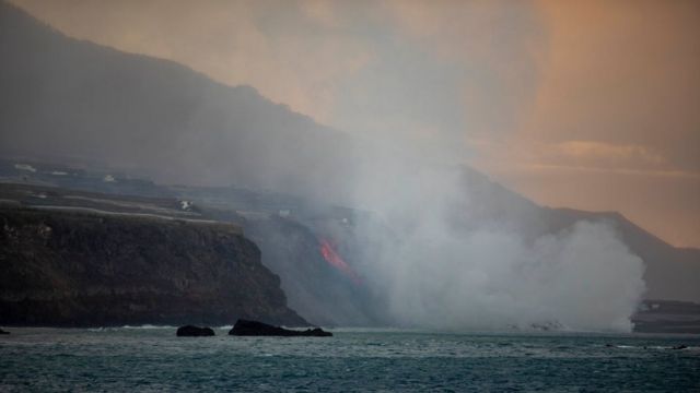 Las cascadas de lava derramadas por el volcán de La Palma llegan hasta el océano Atlántico