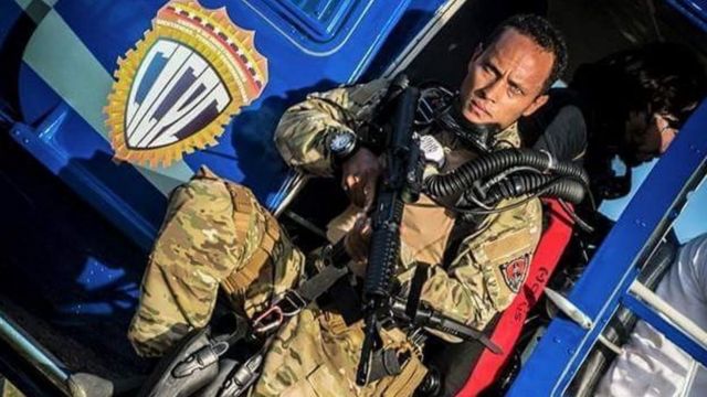 Óscar Pérez con un arma de grueso calibre en un helicóptero
