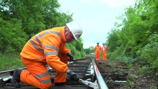 В Англії залізничні робітники фарбують білою фарбою рейки, щоб відбивати тепло
