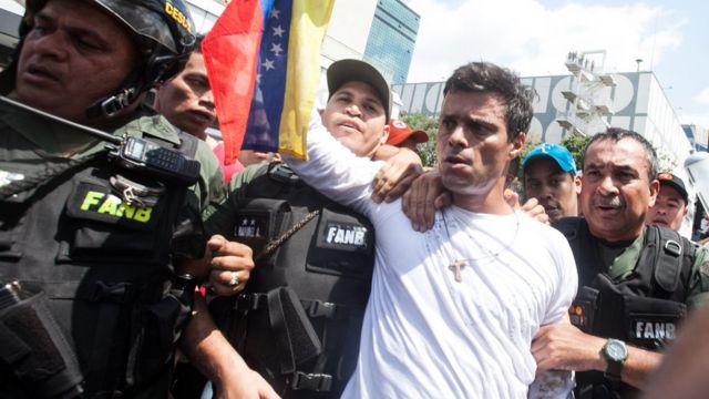 Leopoldo López durante su arresto en 2014.