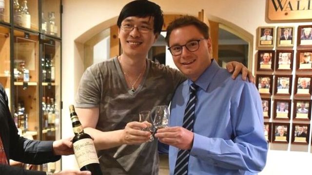 Zhang Wei y el gerente del hotel, Sandro Bernasconi. (Foto: Sandro Bernasconi)