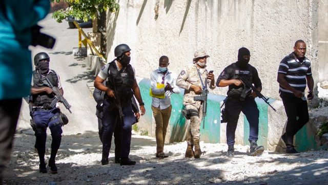 海地太子港佩蒂翁維爾市鎮總統莫伊茲私宅外手持輕機槍的警員巡視四周（7/7/2021）