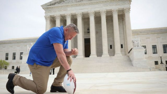 O treinador escolar Joseph Kennedy em frente à Suprema Corte dos EUA