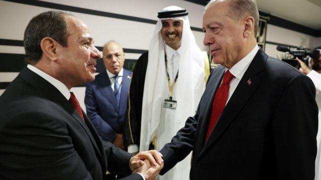 الرئيس التركي رجب طيب أردوغان يصافح نظيره المصري عبد الفتاح السيسي ويتوسطهما أمير دولة قطر تميم بن حمد على هامش مونديال الدوحة ، قطر ، 20 تشرين ثاني نوفمبر 2022