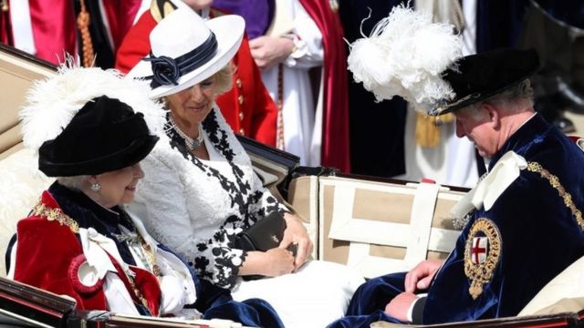 查尔斯王子夫妇与女王共乘一辆马车。