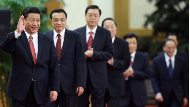2012年11月15日，习近平与其他几名中共政治局常委正式亮相。