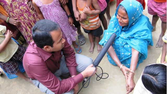 বিবিসি বাংলার আকবর হোসেন রেডিও রিপোর্টের জন সাক্ষাৎকার নিচ্ছেন।