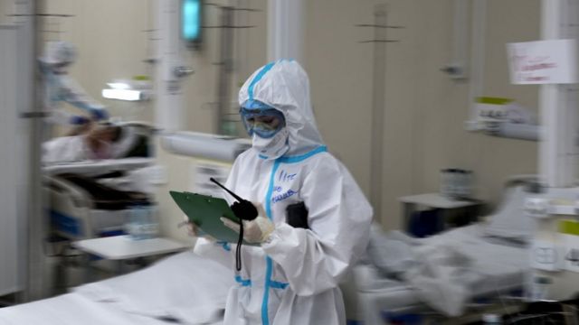 I pazienti ricevono cure in un ospedale temporaneo russo