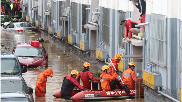 대전지역에 호우경보가 발효된 7월 30일 오전 대전 서구 정림동 한 아파트에서 119구조대원들이 주민을 구조하고 있다