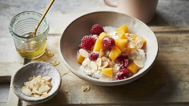 Cereal flakes with fruits and honey