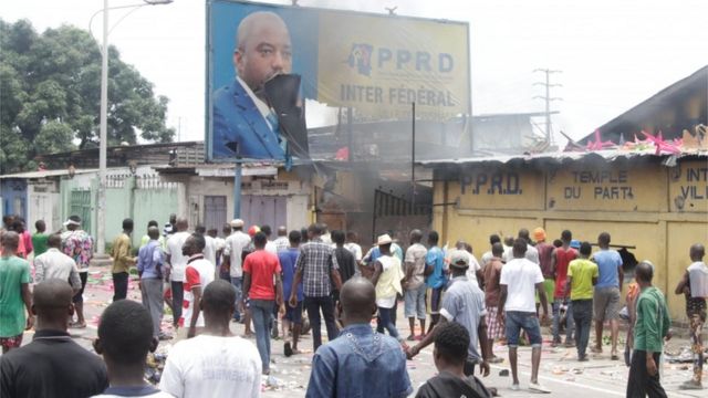 Abari mu myiyerekano bariko barasambura igishusho ca Prezida Kabila mu kwezi kwa cumi.