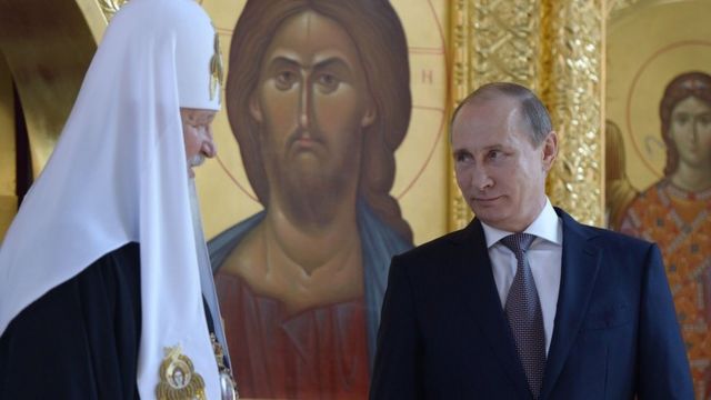 الرئيس الروسي فلادمير بوتير مع البابا كيريل، بطريرك موسكو وعموم روسيا