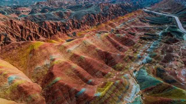 Montañas de colores en el Parque Nacional Geológico Zhangye Danxia.
