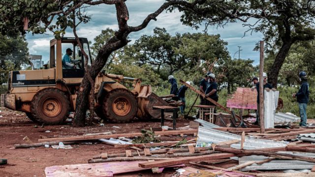 Trator destruindo imóvel durante ação de despejo