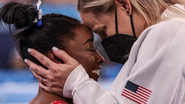 Simone Biles na Cecile Landi