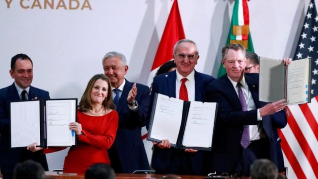 Los representantes de Canadá, México y Estados Unidos durante la firma del T-MEC.