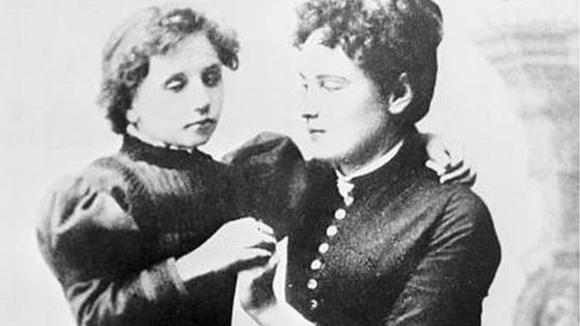 هيلين كيلر وهي في الثانية عشر من عمرها عام 1892 مع مدرستها آن سوليفان