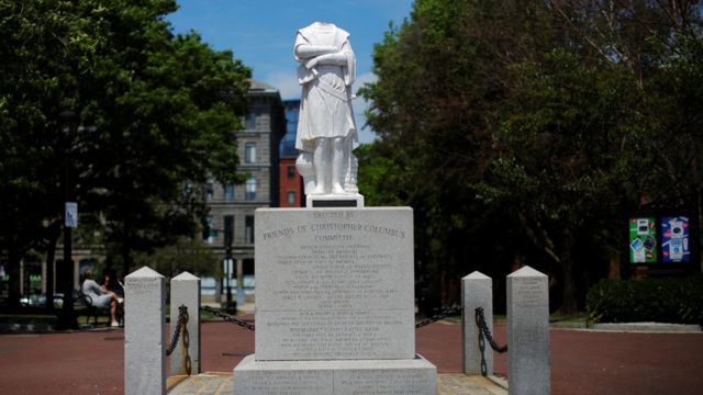 Estátua de Cristóvão Colombo decapitada em Boston, nos EUA