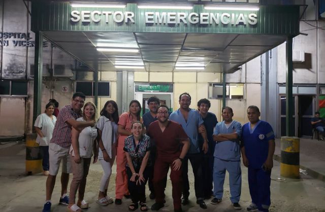 Daniel Gatica com parte da equipe de emergência do Hospital San Vicente de Paul