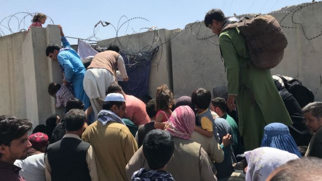 Le persone stanno cercando di sfondare il muro all'aeroporto internazionale di Hamid Karzai