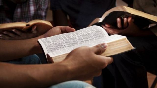 evangélico lê a bíblia em igreja