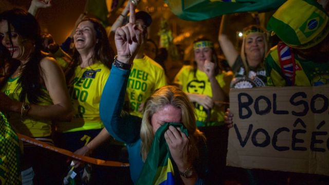 mulher comemora vitória de Bolsonaro