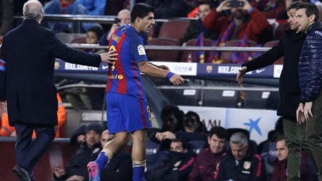 Luis Suarez lokacin da alkalin wasa ya kore shi