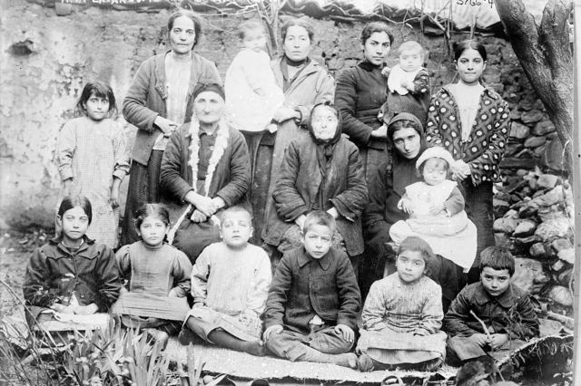 Mujeres viudas armenias cerca de 1915.