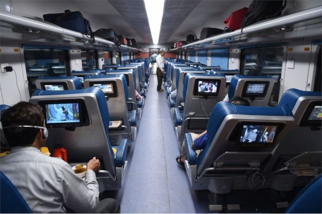Abiria katika treni yaTejas Express kwenye safari ya kwanza