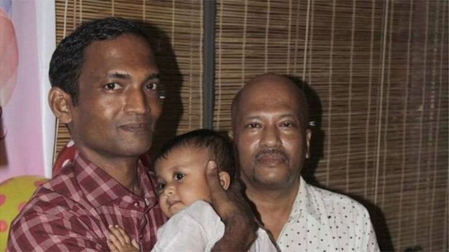 কার্টুনিস্ট আহমেদ কবির কিশোর (বাঁয়ে), কোলে শিশুকন্যা এবং ডানে বড় ভাই আহসান কবির (পারিবারিক ছবি)