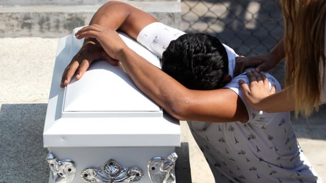 Un hombre llora sobre el ataúd de su hijo asesinado en Guadalajara, México.