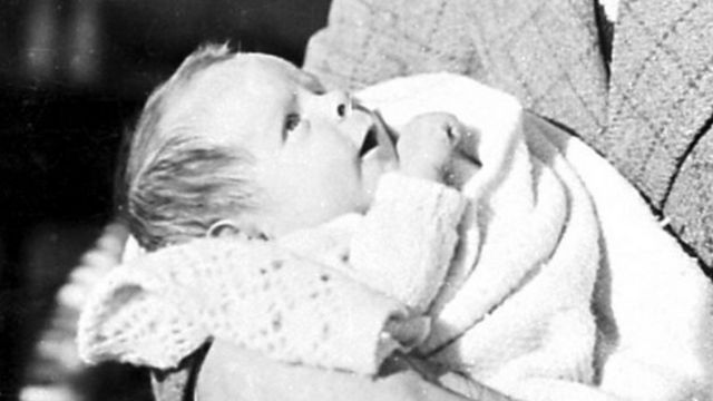 الرضيع ستيفن هوكينغ يحمله والده عام 1942