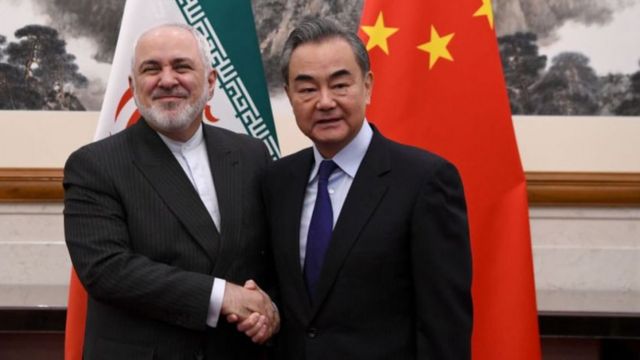 গত বছর চীন সফরের সময় ইরানের পররাষ্ট্রমন্ত্রী জাভেদ জারিফ এবং চীনা পররাষ্ট্রমন্ত্রী ওয়াং ই
