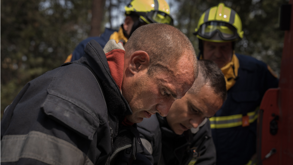 يخطط رجال الإطفاء على خريطة يوم السبت، بالقرب من حافة حرائق الغابات في جيروند