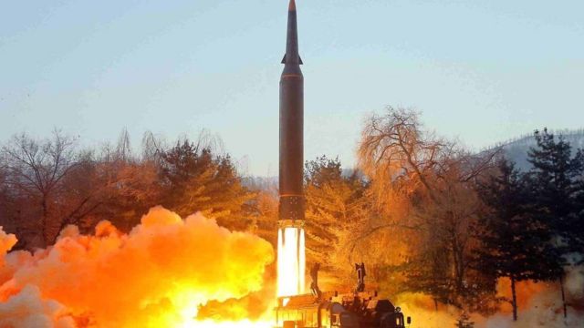 Hình ảnh trên truyền hình nhà nước Bắc Hàn về một vụ thử tên lửa siêu thanh hồi tháng Một