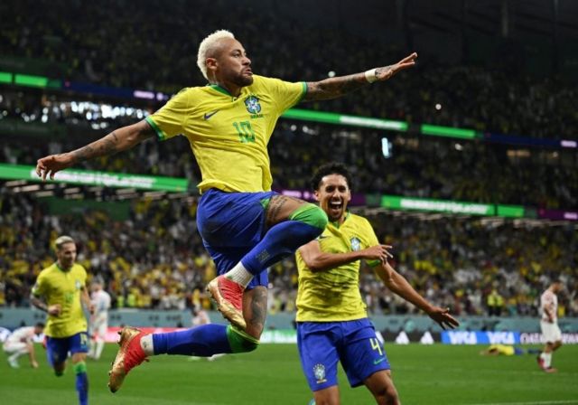 Neymar celebrates on gol