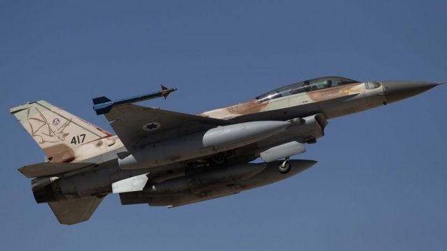 طائرة حربية إسرائيلية من طراز إف-16 تقلع في قاعدة عوفدا الجوية الإسرائيلية، بالقرب من مدينة إيلات جنوب إسرائيل، خلال تدريبات (24 أكتوبر/تشرين الأول 2021)