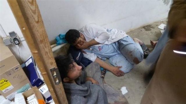 病院空爆でショック状態になった国境なき医師団(MSF)職員(MSF提供写真)