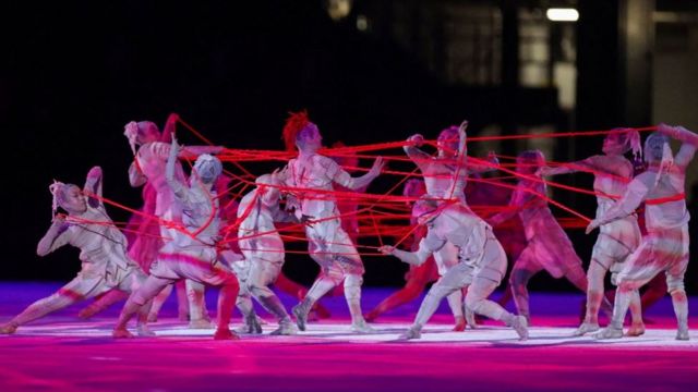 Una coreografía hecha con hilos rojos sirvió para resaltar el deporte