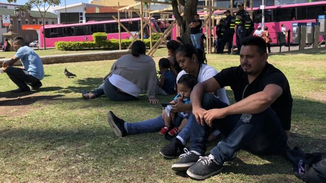 Nicaragüenses reuniéndose en el Parque de la Merced
