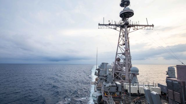 Le croiseur lance-missiles USS Chancellorsville (CG 62) transite par la mer de Chine orientale