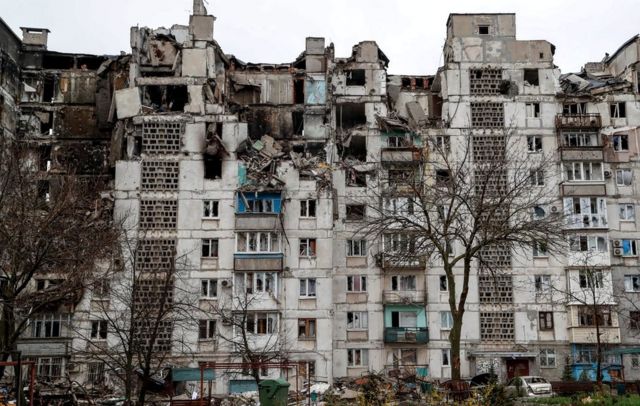 Um edifício residencial danificado na cidade portuária de Mariupol, no sul da Ucrânia