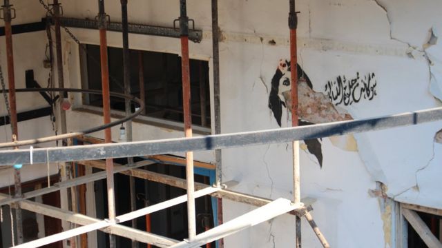 "شو كانت حلوة الليالي"، جدارية لفيروز في مقهى "إم نزيه" المدمر في الجميزة. 1 أغسطس/آب 2022