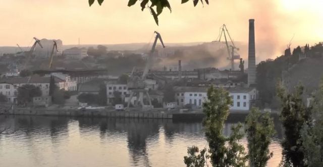 دخان يتصاعد من حوض بناء السفن في ميناء سيفاستوبول في شبه جزيرة القرم الذي تسيطر عليه روسيا